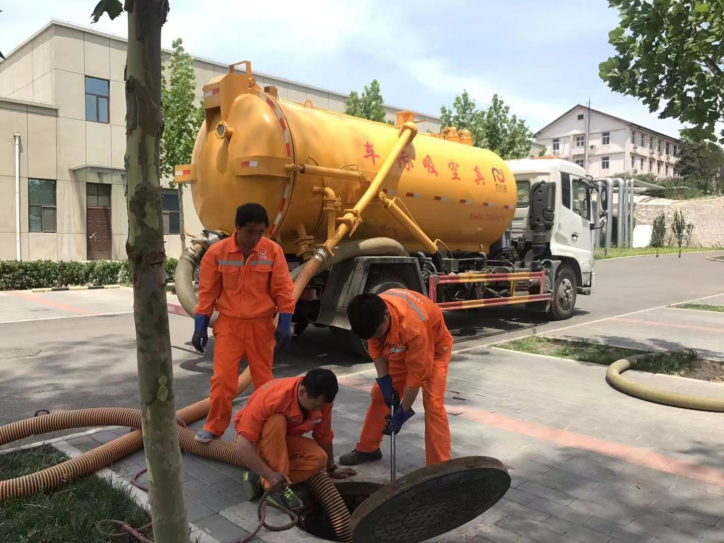 峨眉山化粪池清理与5-8吨吸粪车施工效率分析